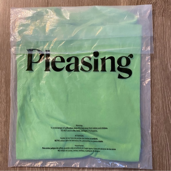 The Pleasing Pollinators Tee in Shrub, Medium - Picture 4 of 4